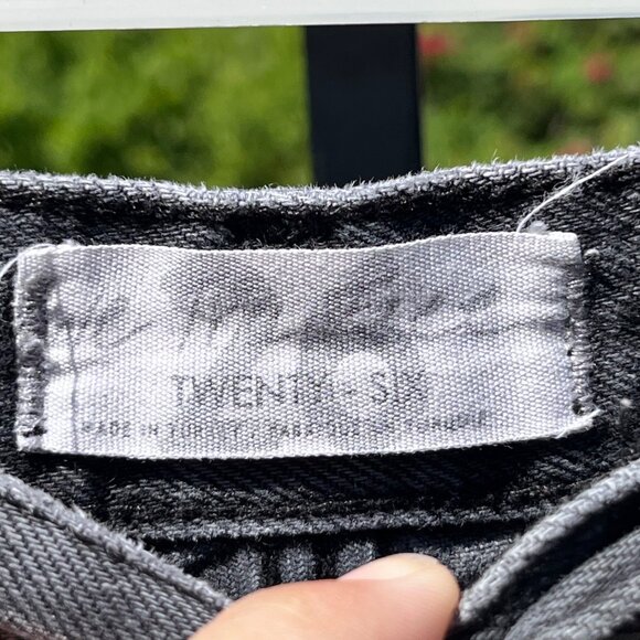 We The Free Maggie Mid Rise Ripped Distressed Shorts in Montero Black Size 26 - Picture 3 of 8